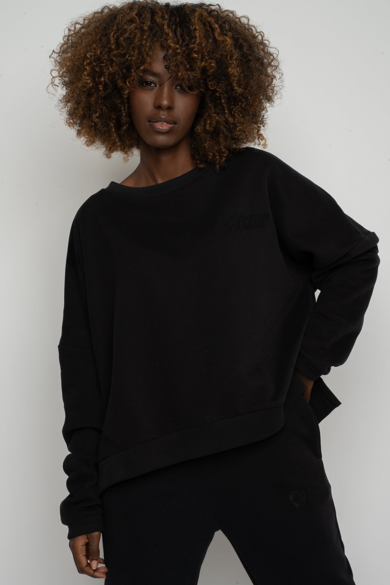 BLUZA O KROJU REGULAR FIT Z DŁUŻSZYM TYŁEM CZARNA - COOK