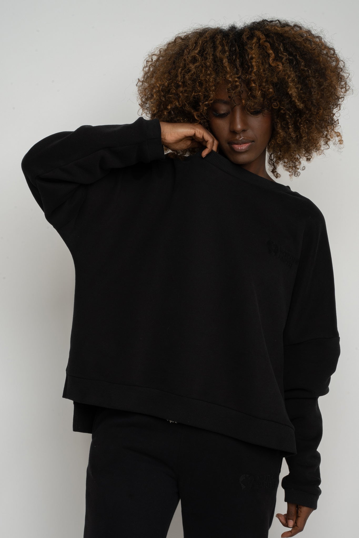BLUZA O KROJU REGULAR FIT Z DŁUŻSZYM TYŁEM CZARNA - COOK