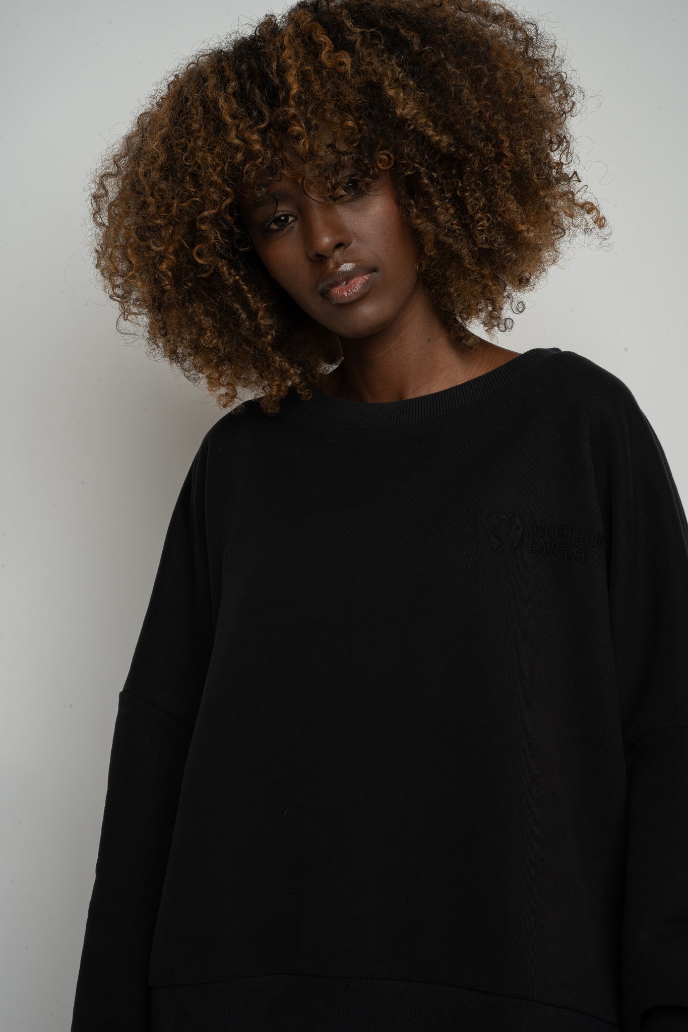 BLUZA O KROJU REGULAR FIT Z DŁUŻSZYM TYŁEM CZARNA - COOK