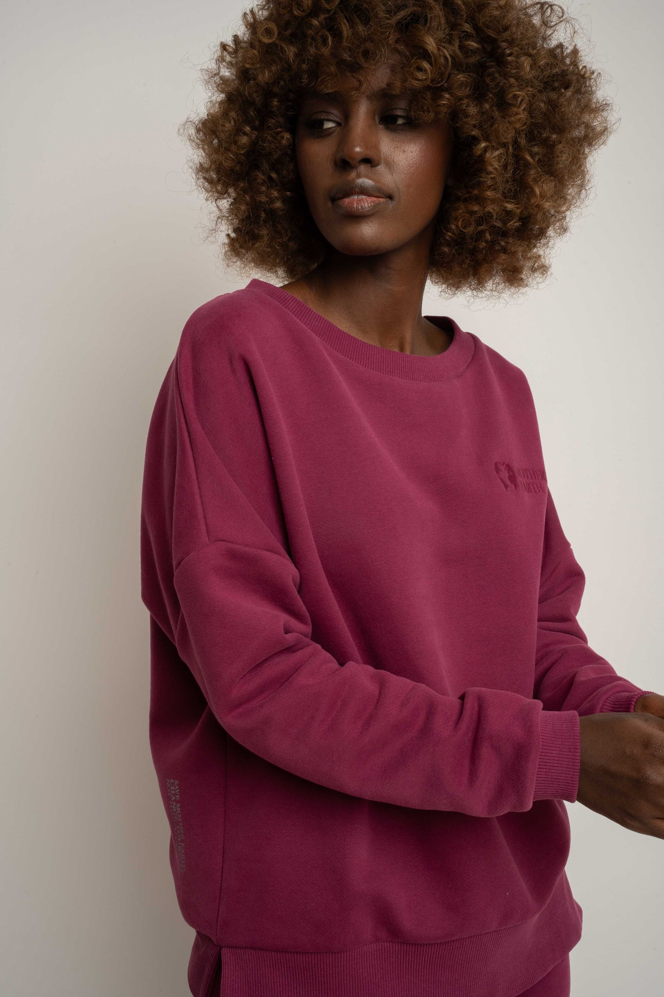 BLUZA OVERSIZE Z SZEROKIM DEKOLTEM BURGUNDOWA - MULL