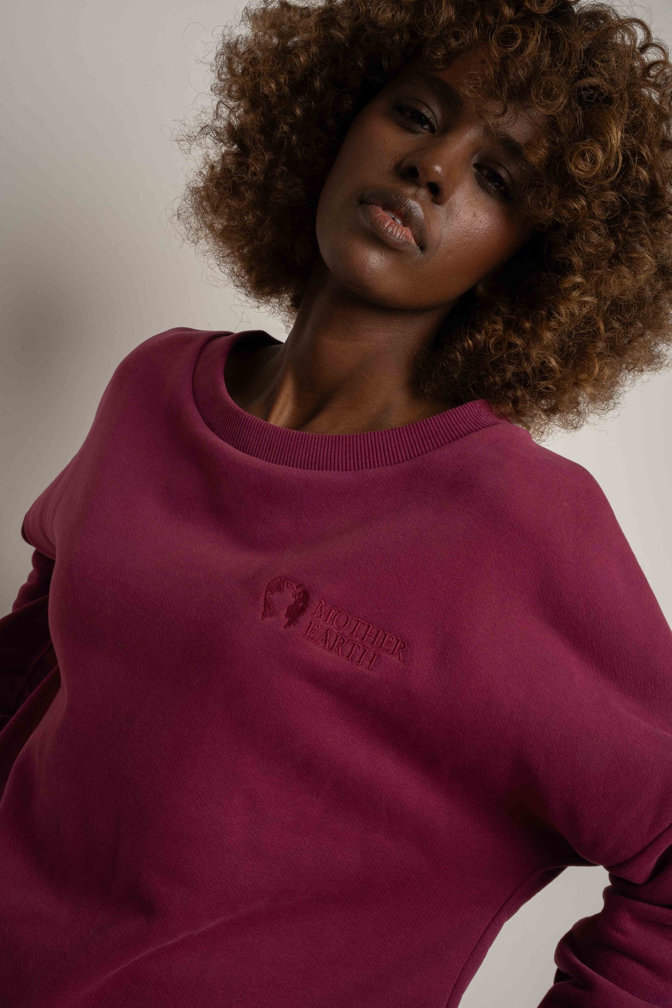 BLUZA OVERSIZE Z SZEROKIM DEKOLTEM BURGUNDOWA - MULL