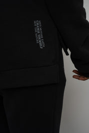 BLUZA O KROJU REGULAR FIT Z DŁUŻSZYM TYŁEM CZARNA - COOK