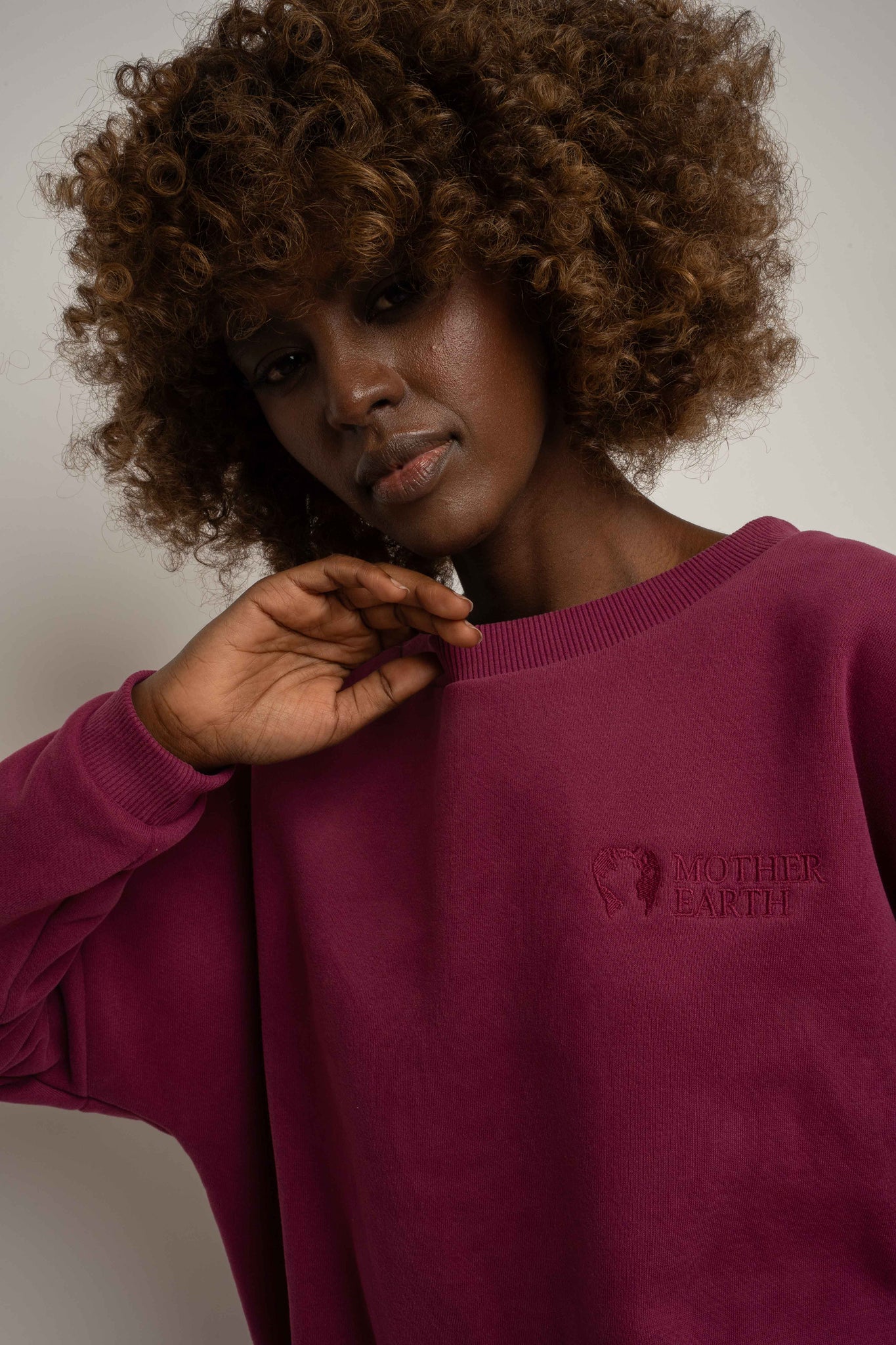 BLUZA OVERSIZE Z SZEROKIM DEKOLTEM BURGUNDOWA - MULL
