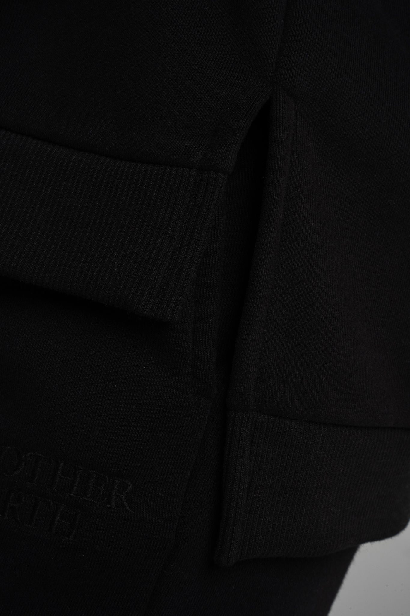 BLUZA O KROJU REGULAR FIT Z DŁUŻSZYM TYŁEM CZARNA - COOK