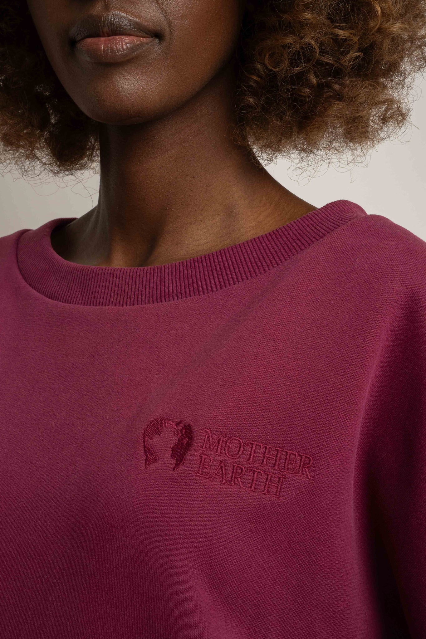 BLUZA OVERSIZE Z SZEROKIM DEKOLTEM BURGUNDOWA - MULL