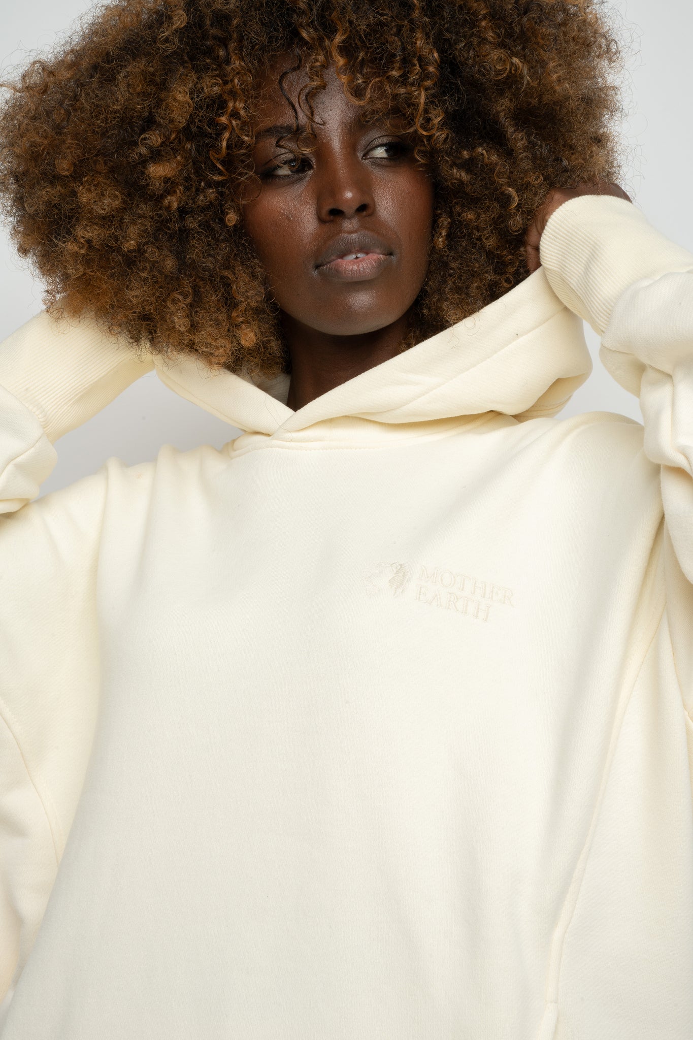 BLUZA OVERSIZE Z KAPTUREM ECRU - EGERIA