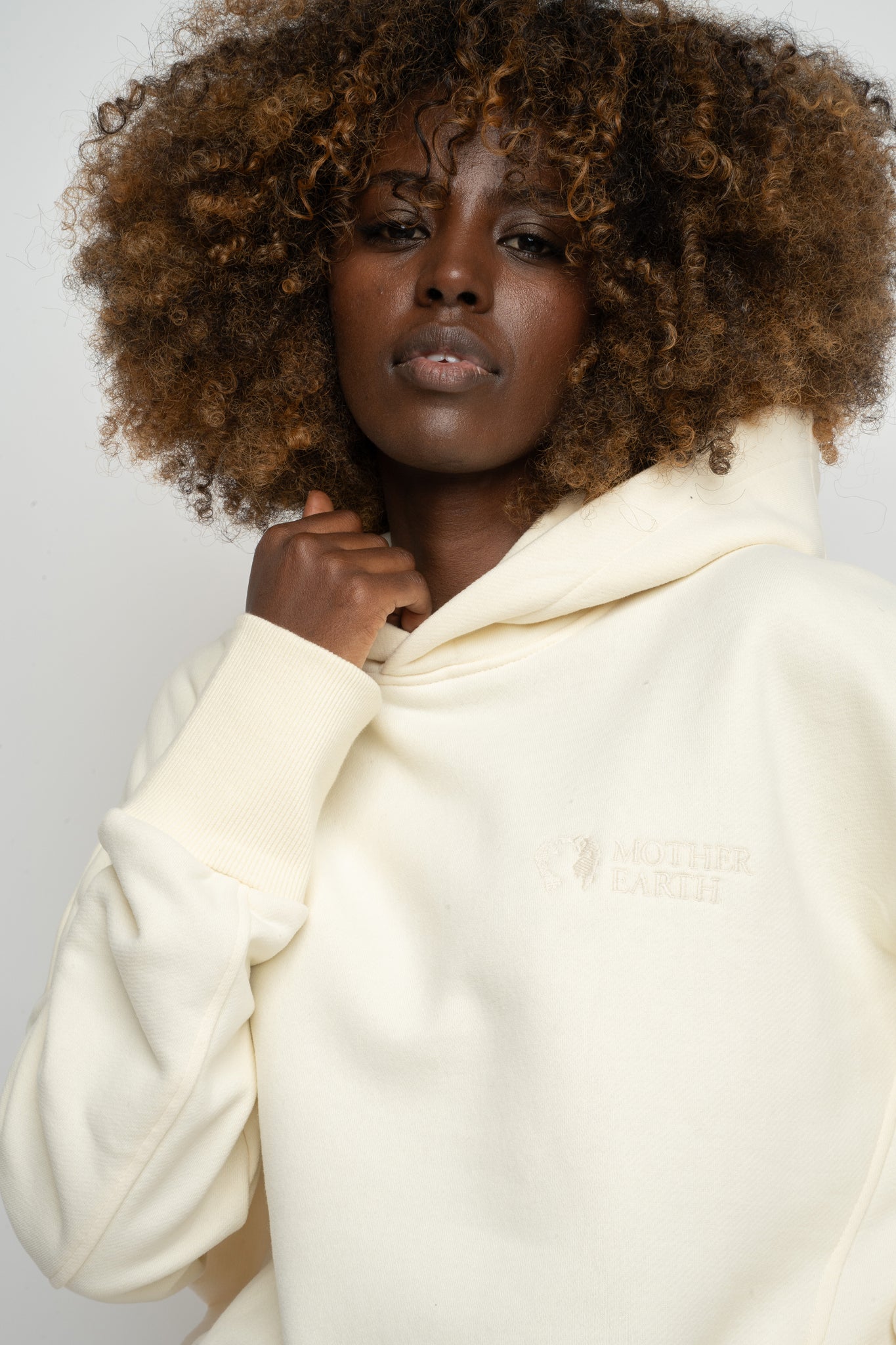 BLUZA OVERSIZE Z KAPTUREM ECRU - EGERIA