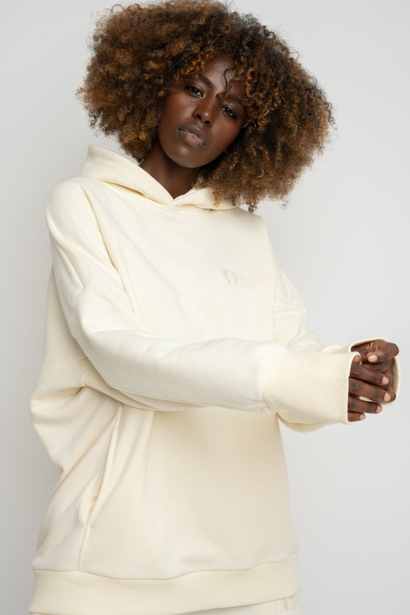 BLUZA OVERSIZE Z KAPTUREM ECRU - EGERIA