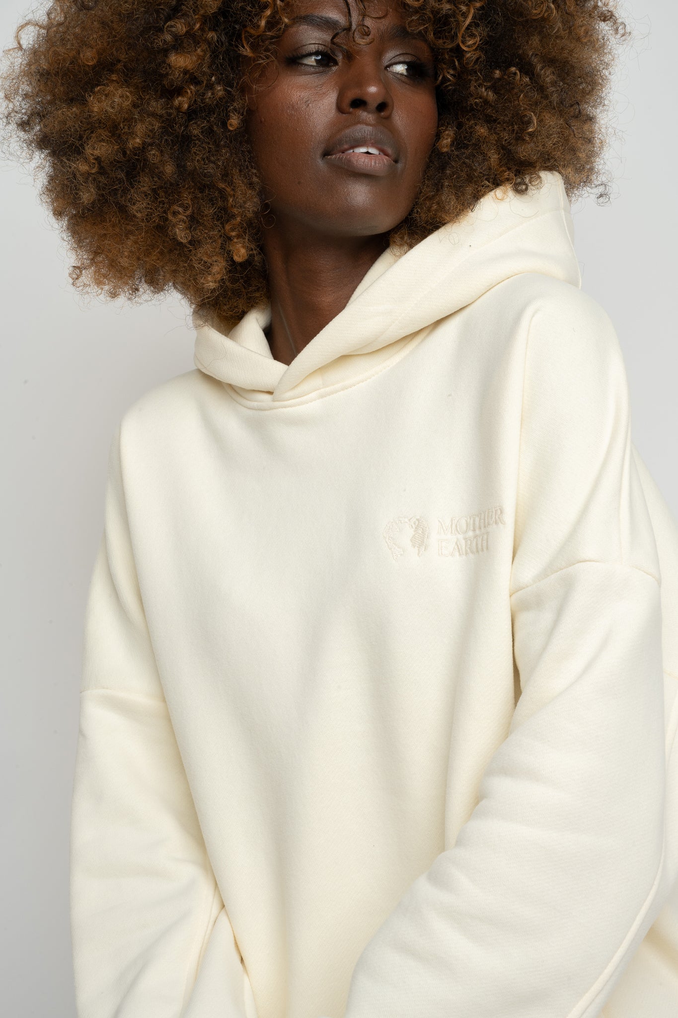 BLUZA OVERSIZE Z KAPTUREM ECRU - EGERIA