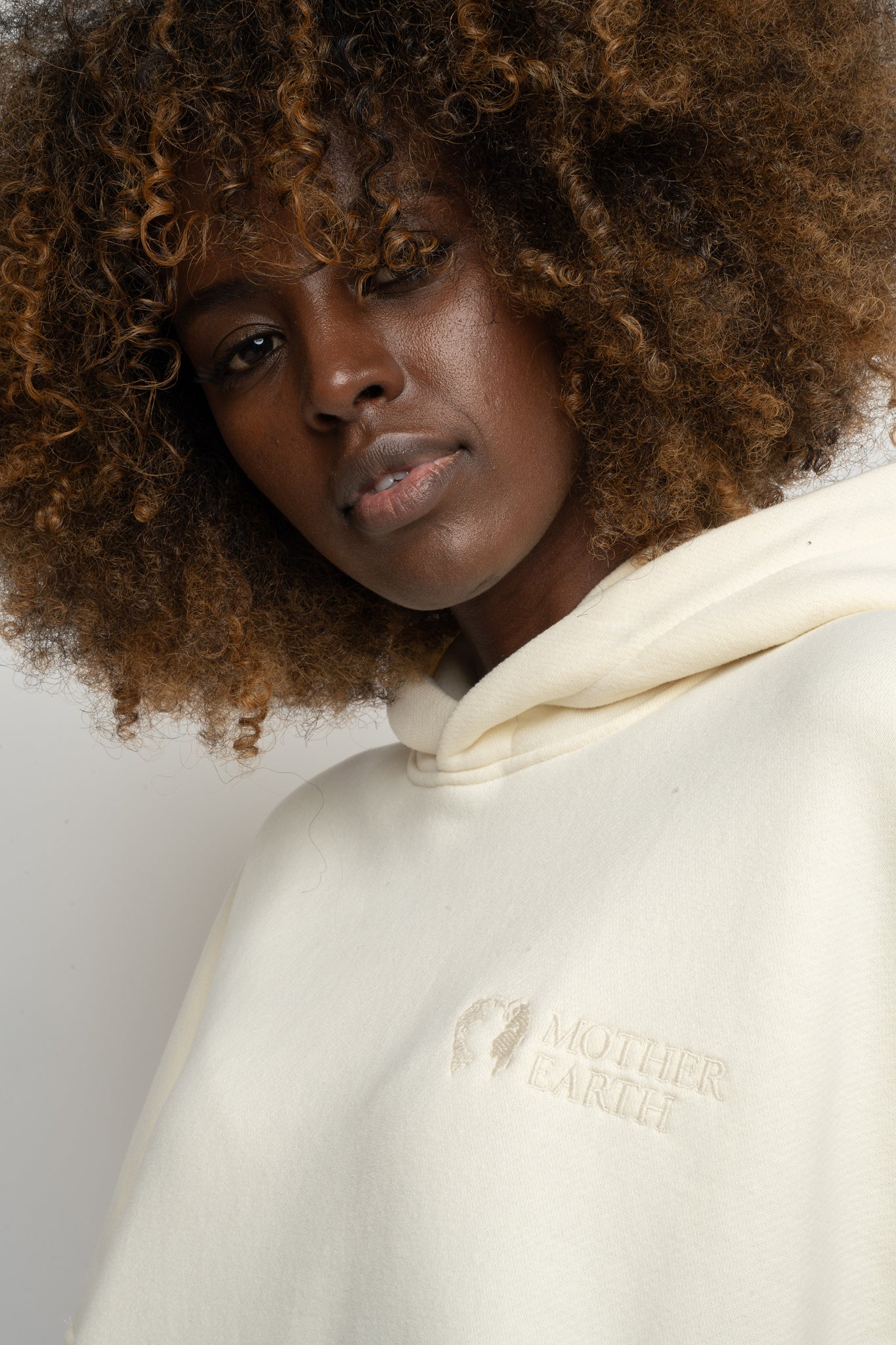 BLUZA OVERSIZE Z KAPTUREM ECRU - EGERIA