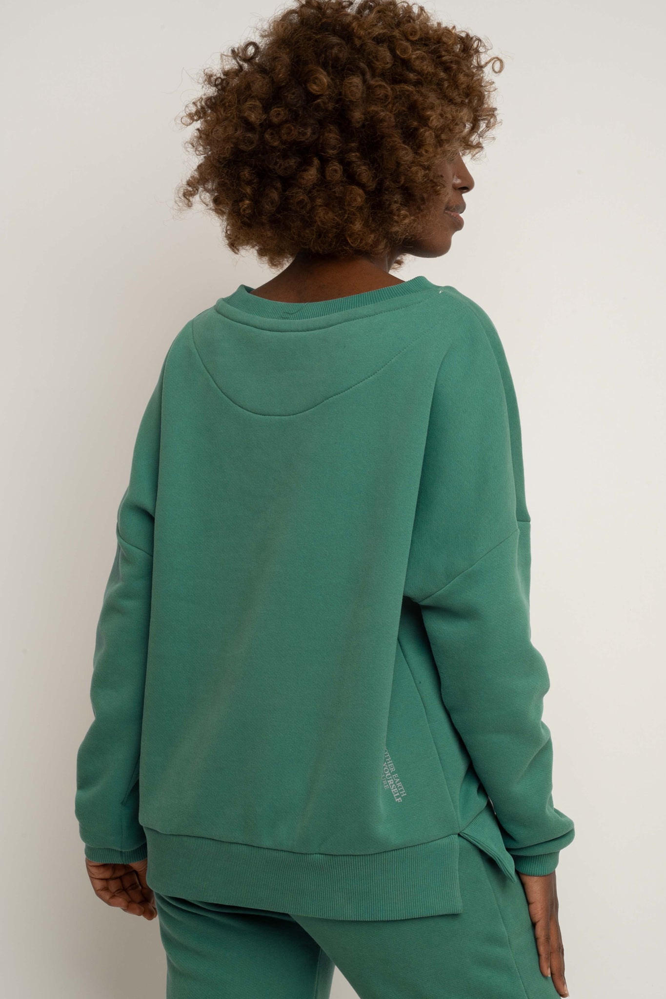 BLUZA OVERSIZE Z SZEROKIM DEKOLTEM ZIELONA - MULL