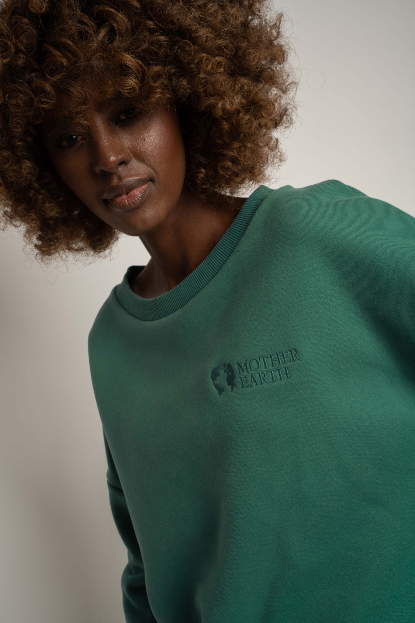 BLUZA OVERSIZE Z SZEROKIM DEKOLTEM ZIELONA - MULL