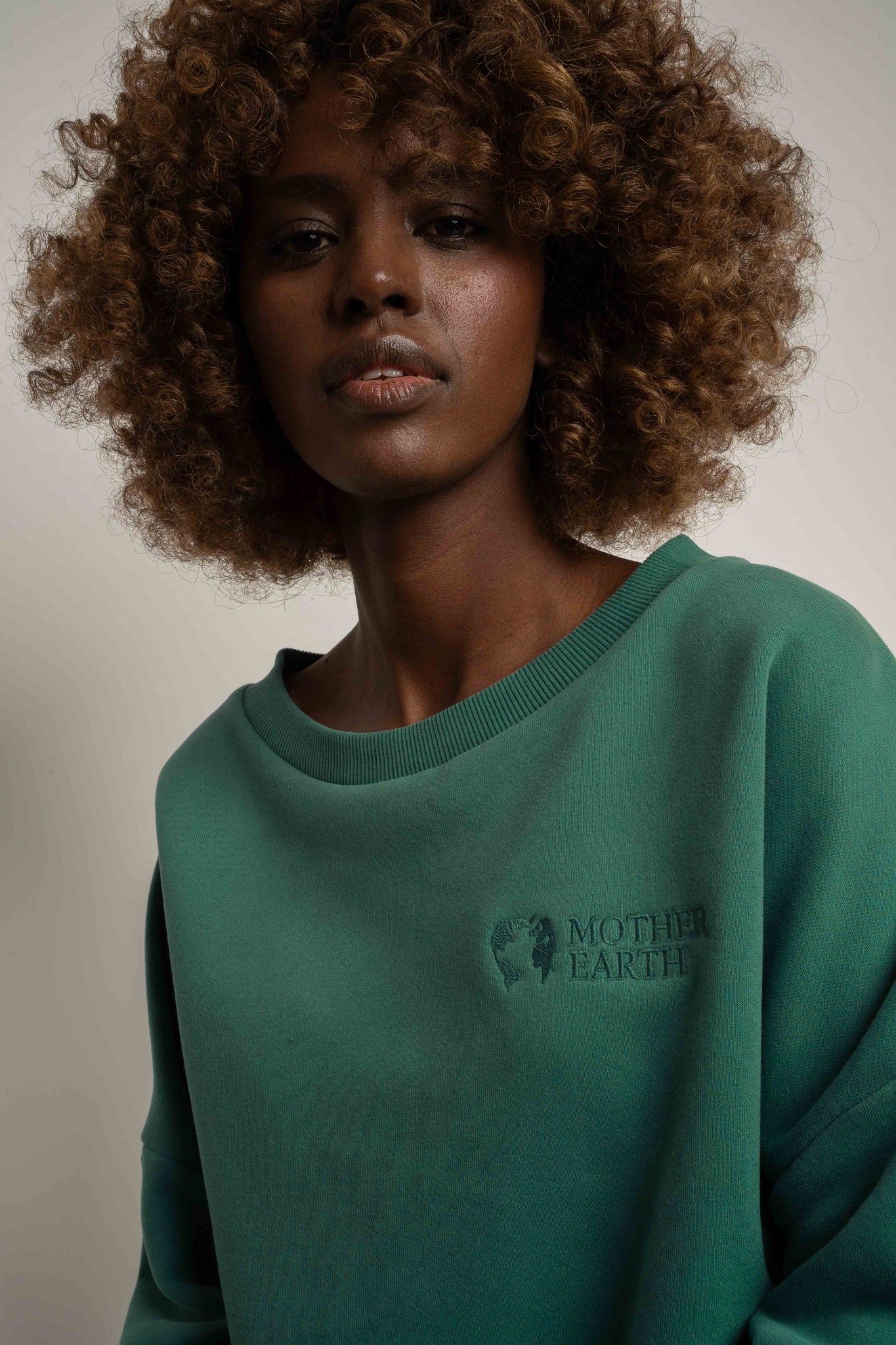 BLUZA OVERSIZE Z SZEROKIM DEKOLTEM ZIELONA - MULL
