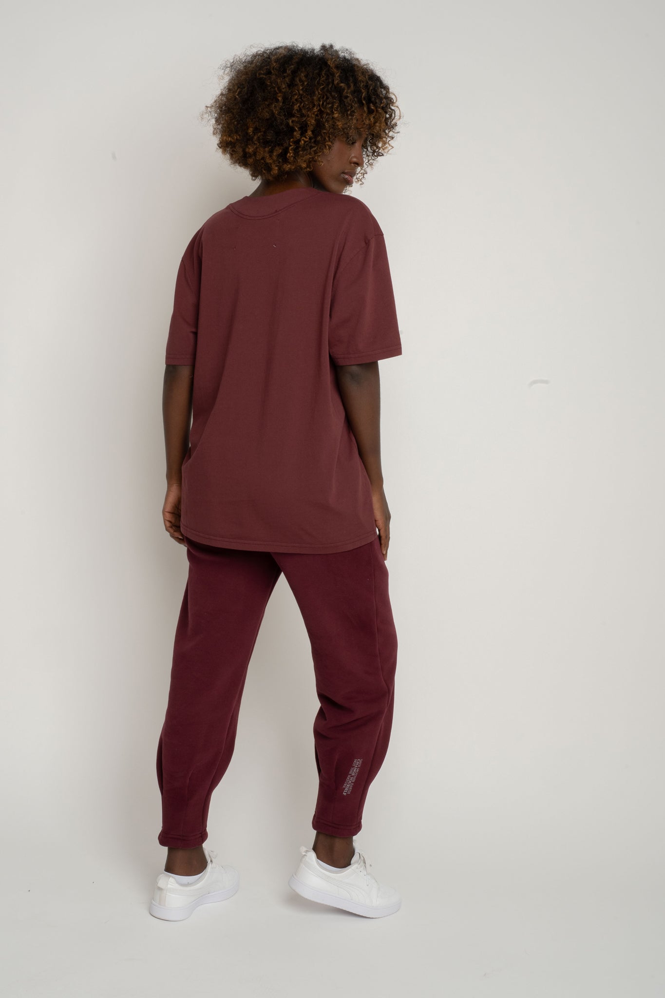 OVERSIZED T-SHIRT WITH A DELICATE WASH EFFECT, BURGUNDY - FLORES