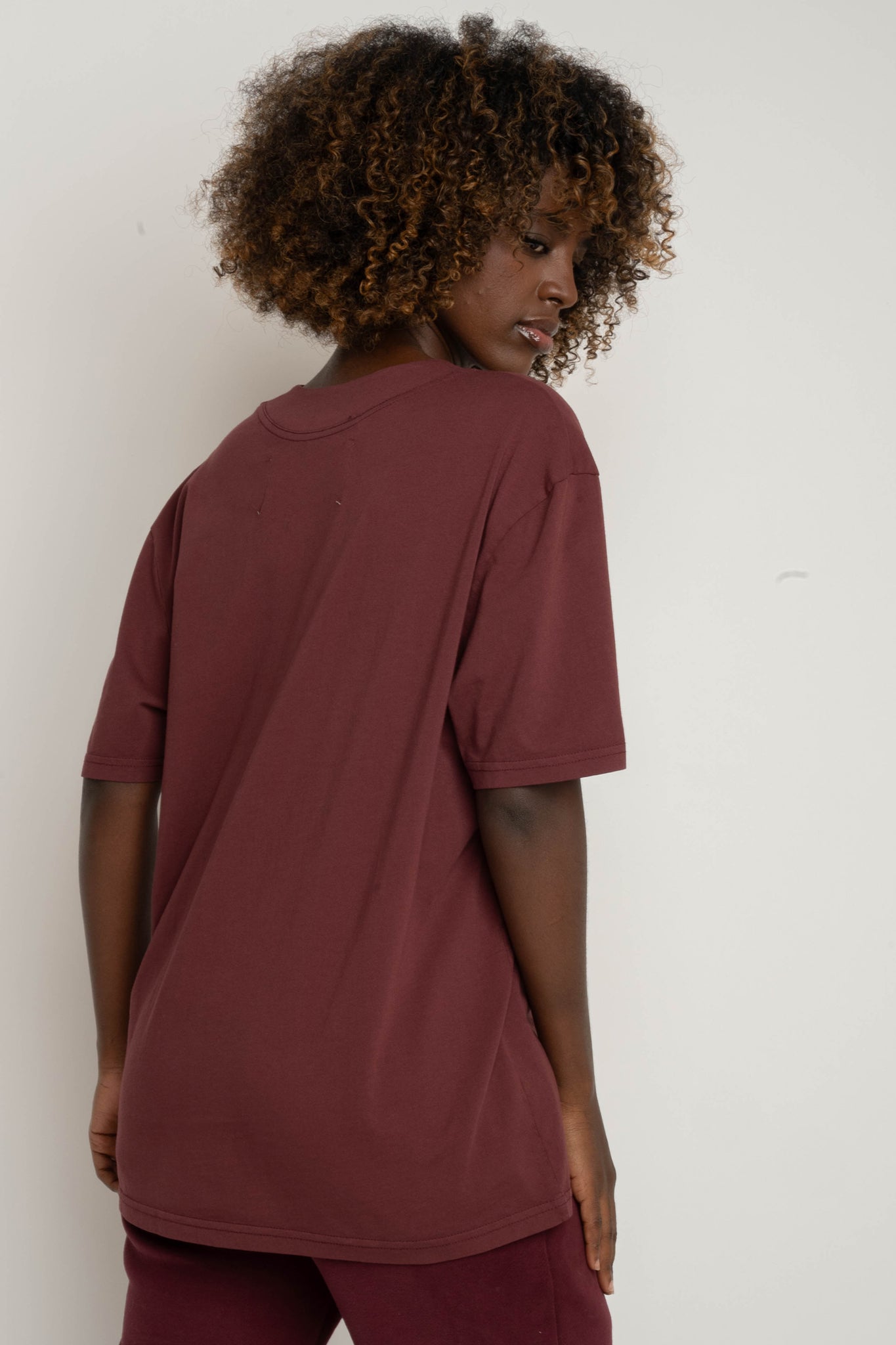 OVERSIZED T-SHIRT WITH A DELICATE WASH EFFECT, BURGUNDY - FLORES