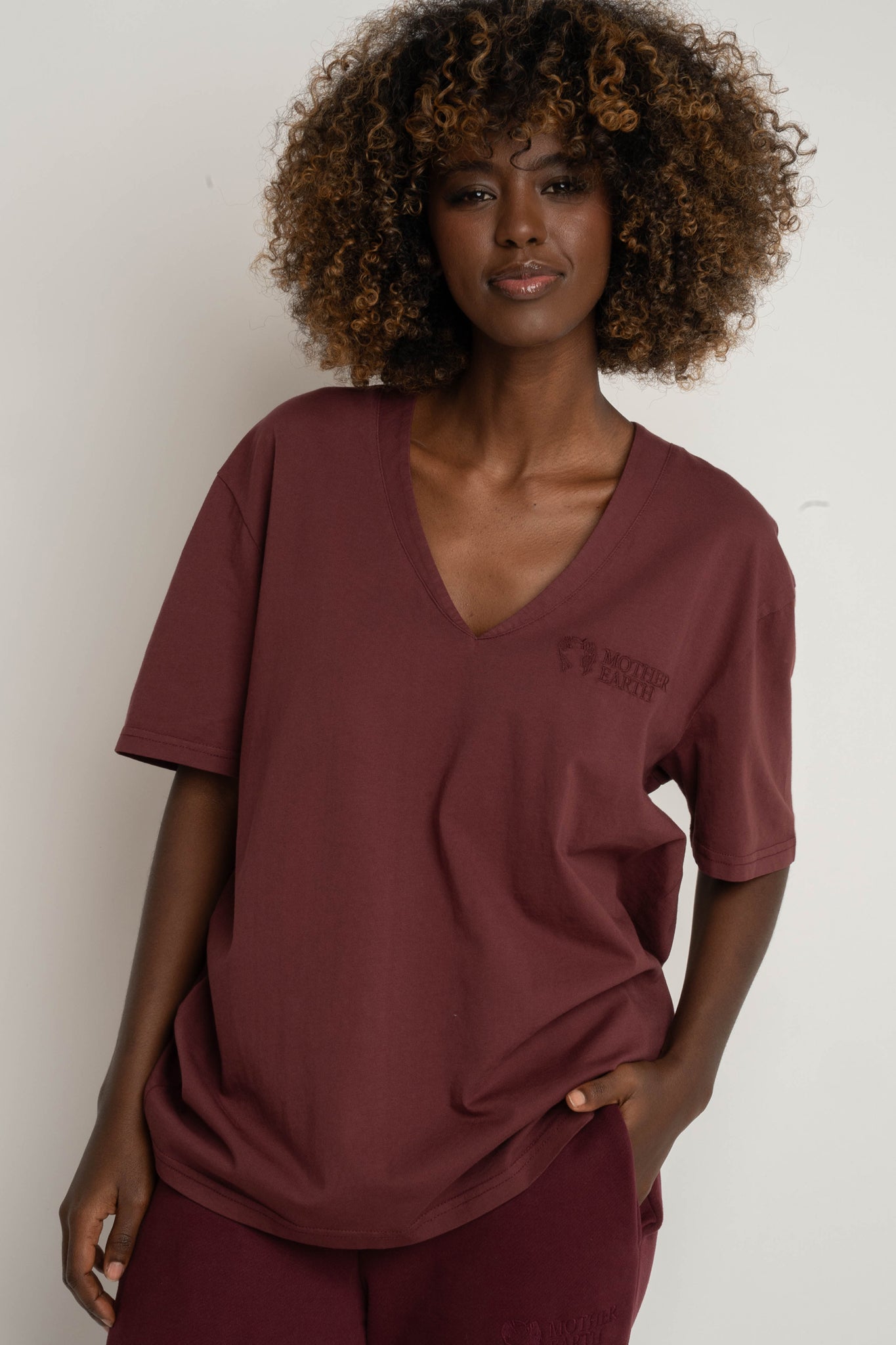 OVERSIZED T-SHIRT WITH A DELICATE WASH EFFECT, BURGUNDY - FLORES