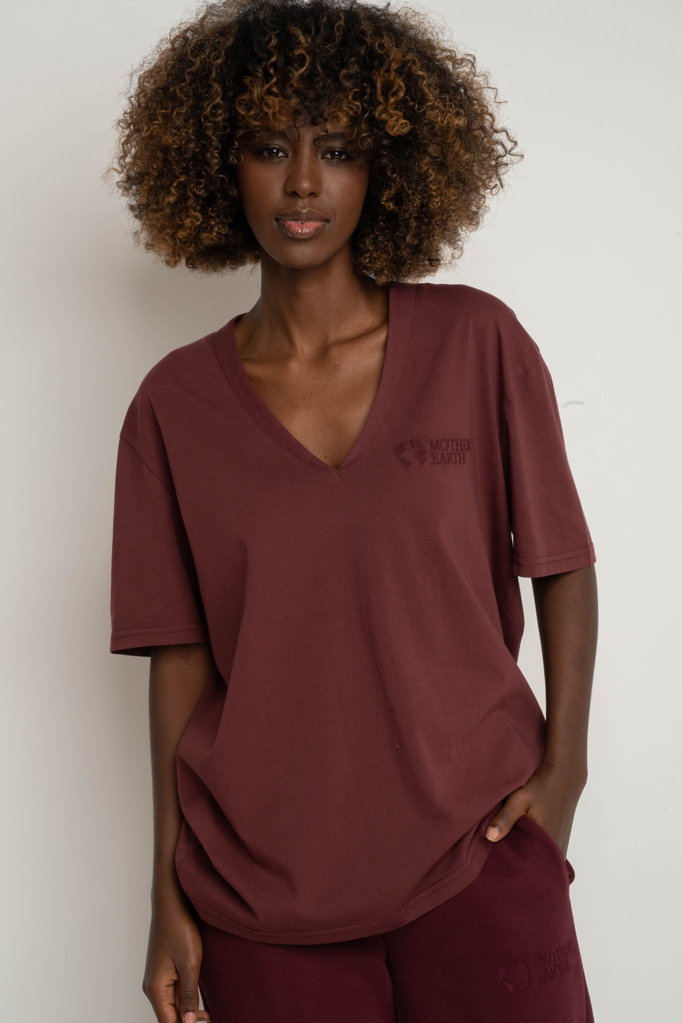 OVERSIZED T-SHIRT WITH A DELICATE WASH EFFECT, BURGUNDY - FLORES