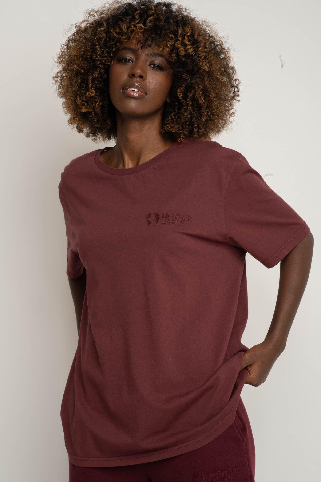 OVERSIZED T-SHIRT WITH A DELICATE WASH EFFECT, BURGUNDY - OYSTER