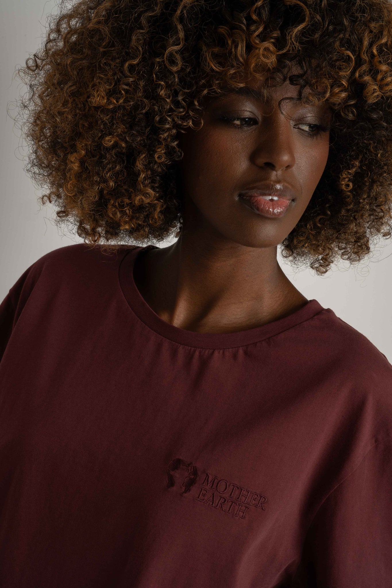 OVERSIZED T-SHIRT WITH A DELICATE WASH EFFECT, BURGUNDY - OYSTER