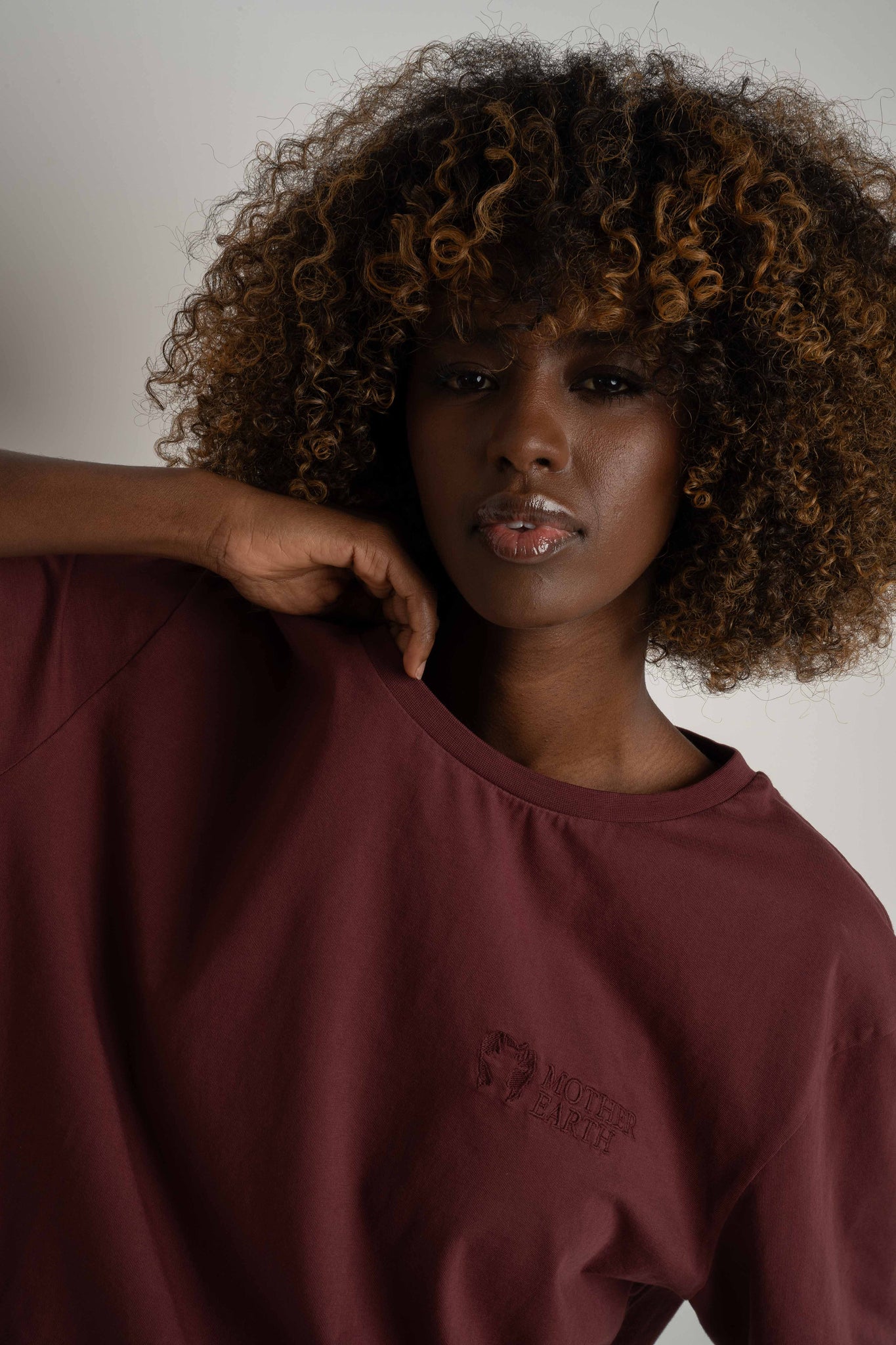 OVERSIZED T-SHIRT WITH A DELICATE WASH EFFECT, BURGUNDY - OYSTER