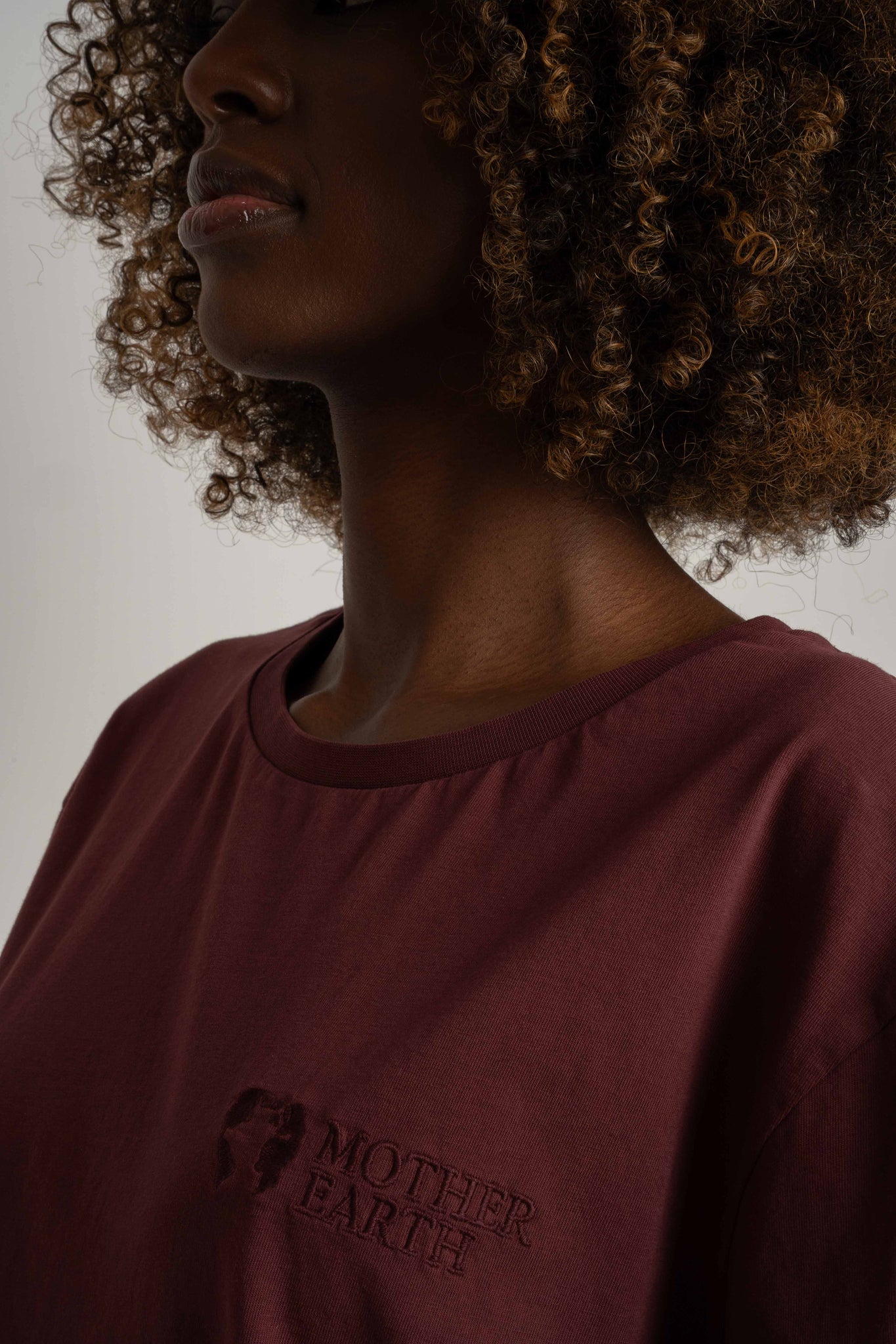 OVERSIZED T-SHIRT WITH A DELICATE WASH EFFECT, BURGUNDY - OYSTER