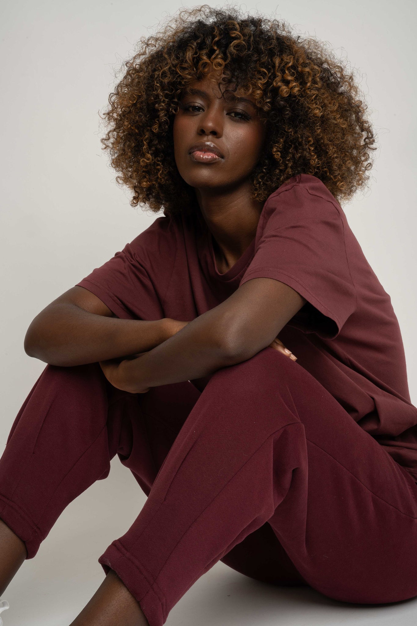 OVERSIZED T-SHIRT WITH A DELICATE WASH EFFECT, BURGUNDY - OYSTER