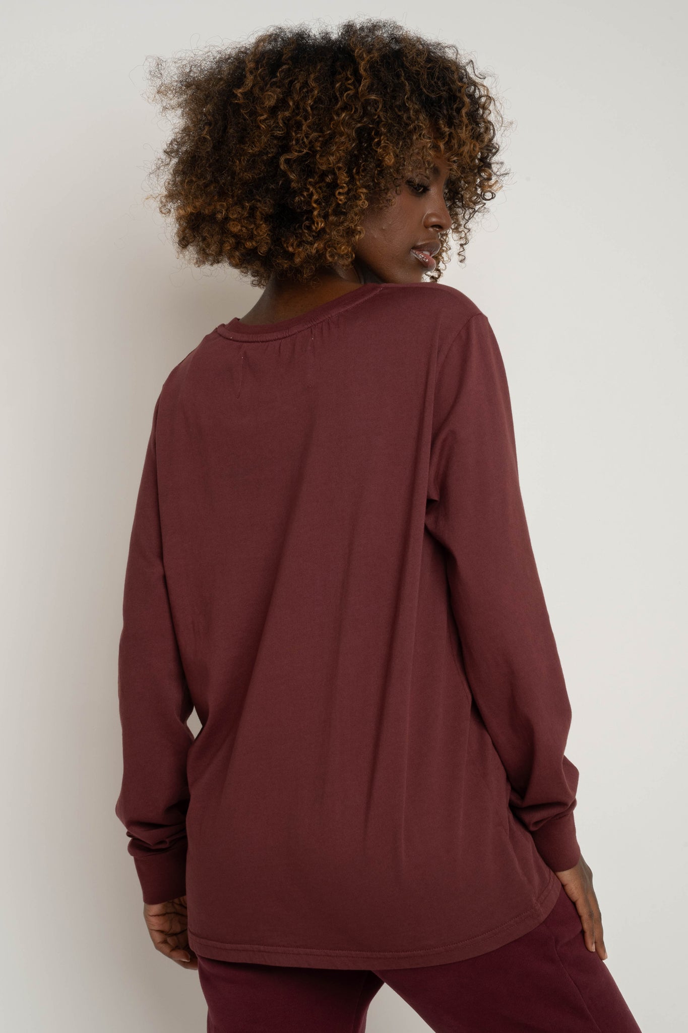 OVERSIZED LONGSLEEVE WITH A DELICATE BURGUNDY WASH EFFECT - GILI