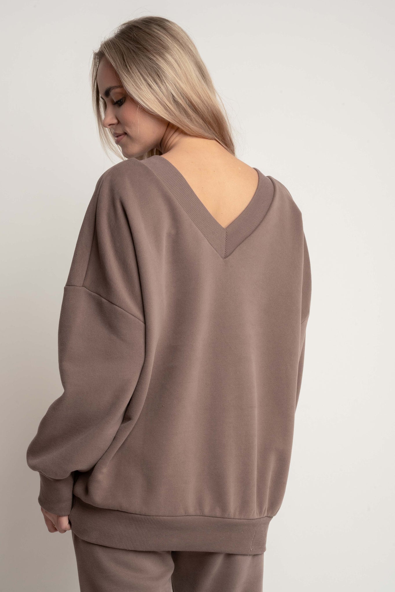 BLUZA Z DEKOLTEM OVERSIZE CAPPUCCINO - BISCOE