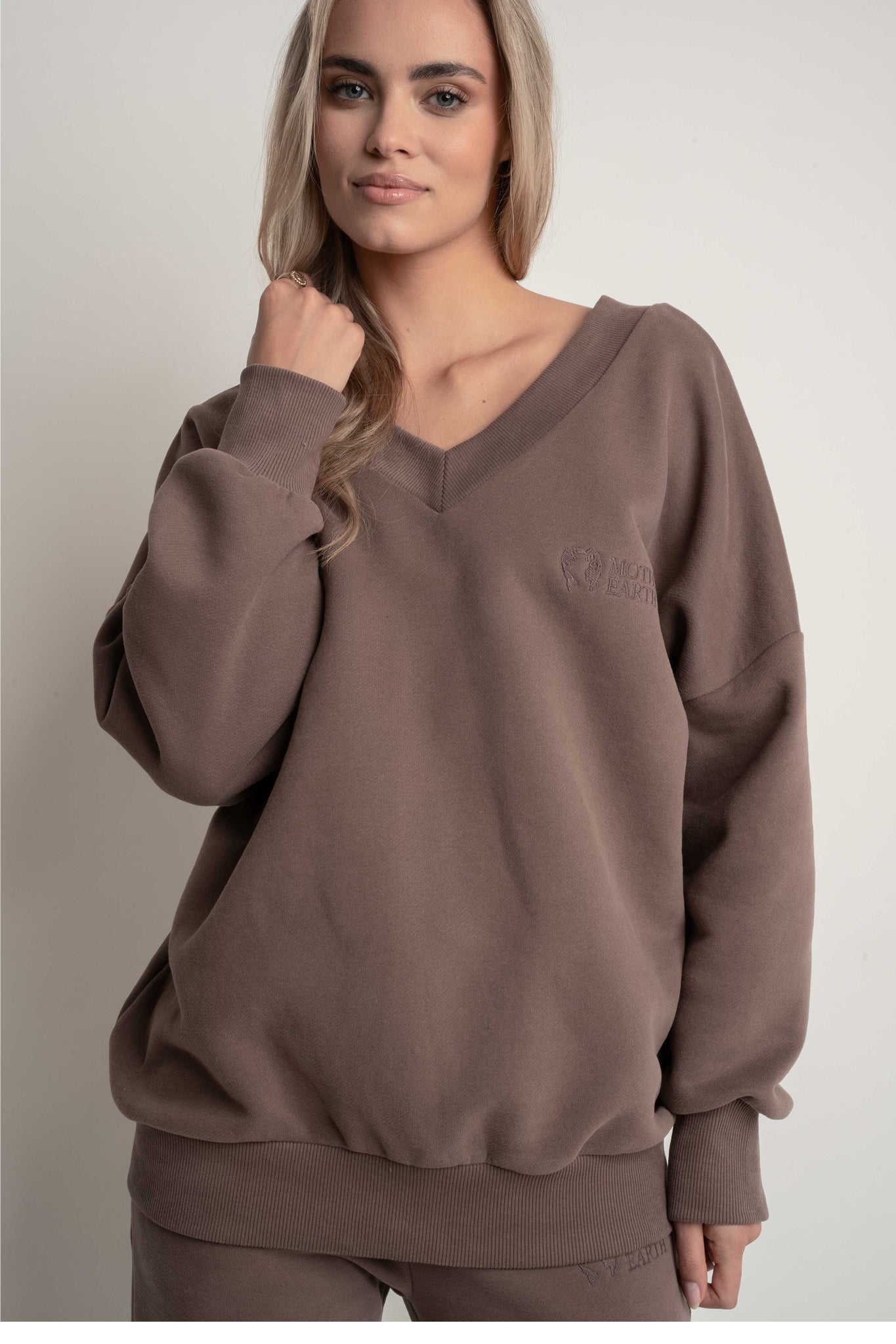 BLUZA Z DEKOLTEM OVERSIZE CAPPUCCINO - BISCOE