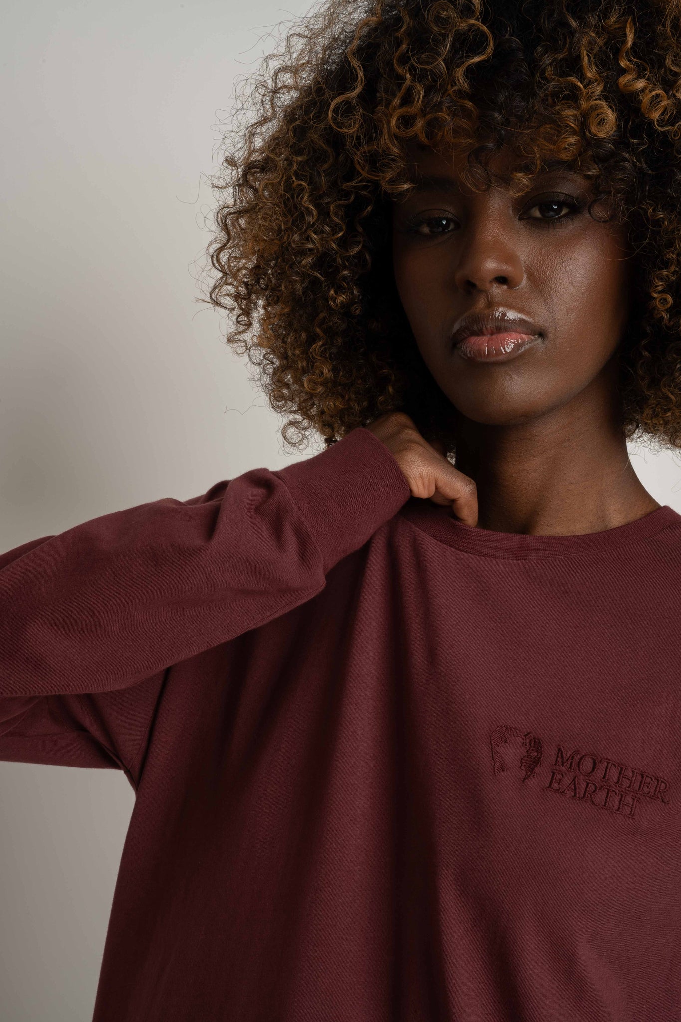 OVERSIZED LONGSLEEVE WITH A DELICATE BURGUNDY WASH EFFECT - GILI