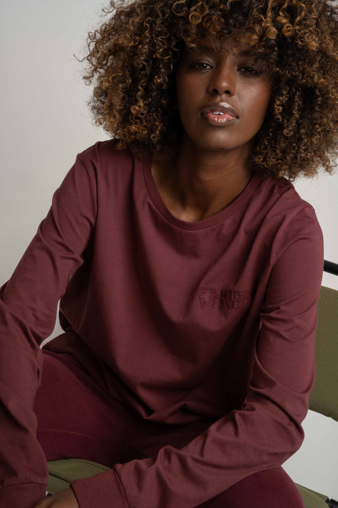 OVERSIZED LONGSLEEVE WITH A DELICATE BURGUNDY WASH EFFECT - GILI