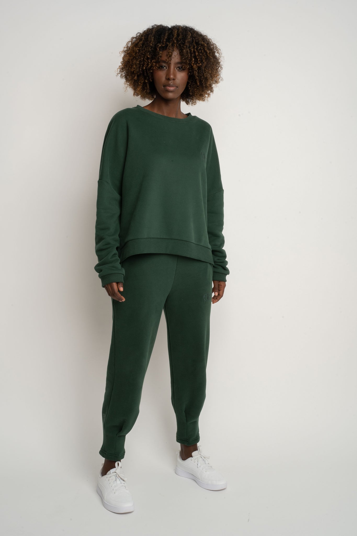 BLUZA O KROJU REGULAR FIT Z DŁUŻSZYM TYŁEM CIEMNOZIELONA - COOK