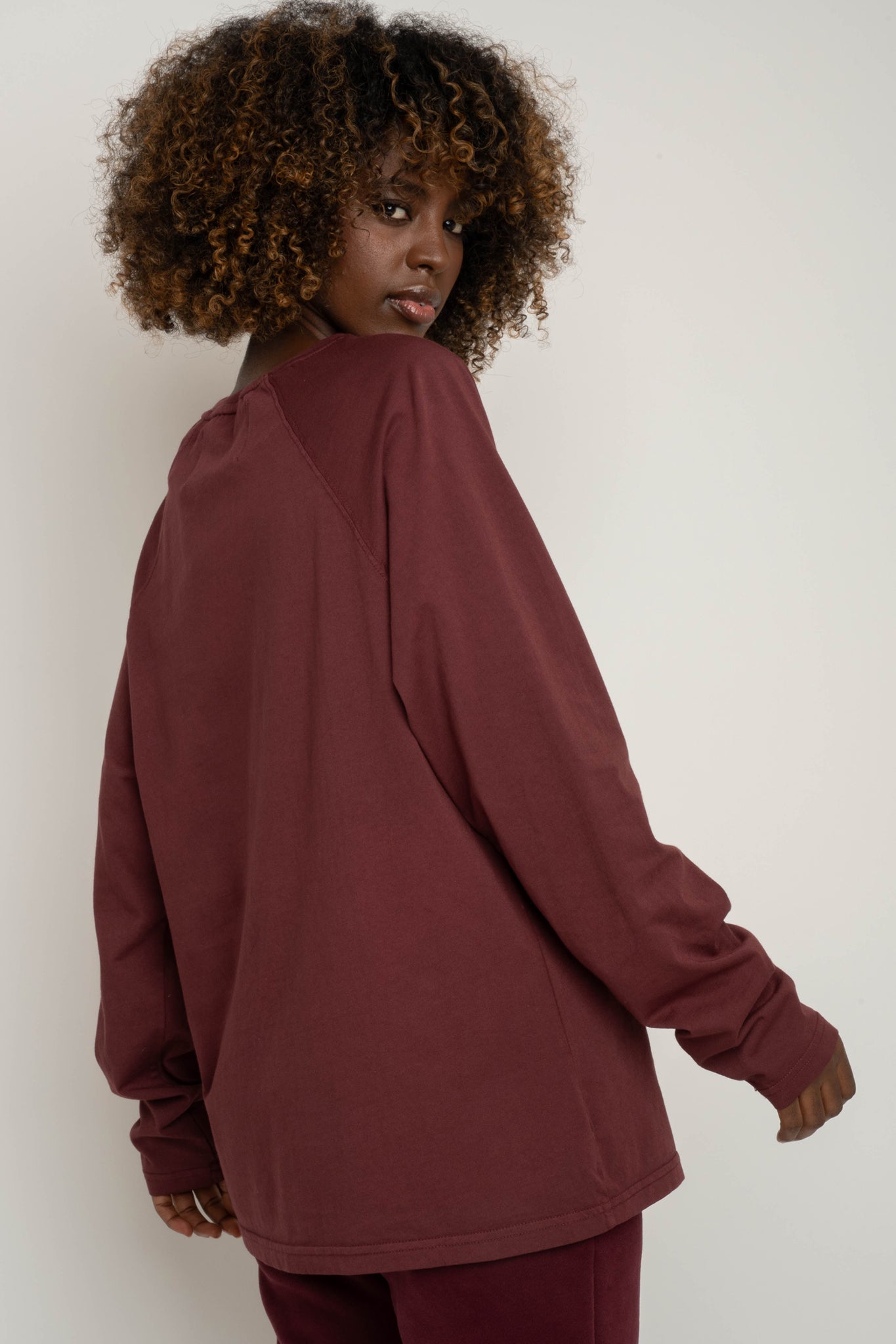 OVERSIZED LONGSLEEVE WITH A DELICATE WASH EFFECT, BURGUNDY - OBILATU