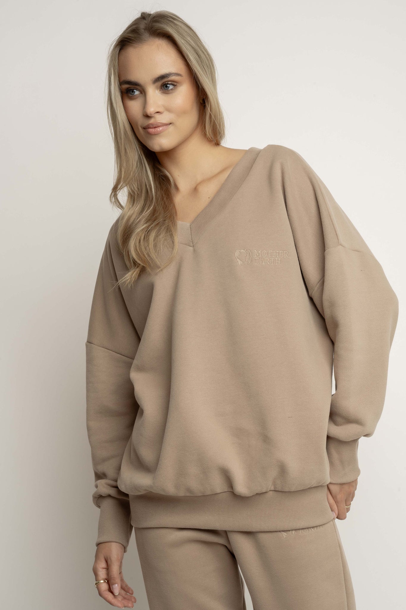 BLUZA Z DEKOLTEM OVERSIZE JASNOBRĄZOWA - BISCOE