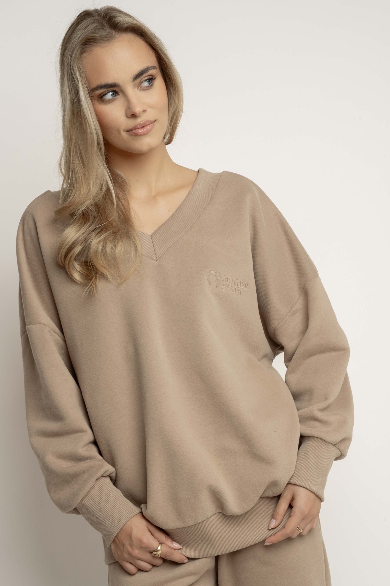 BLUZA Z DEKOLTEM OVERSIZE JASNOBRĄZOWA - BISCOE