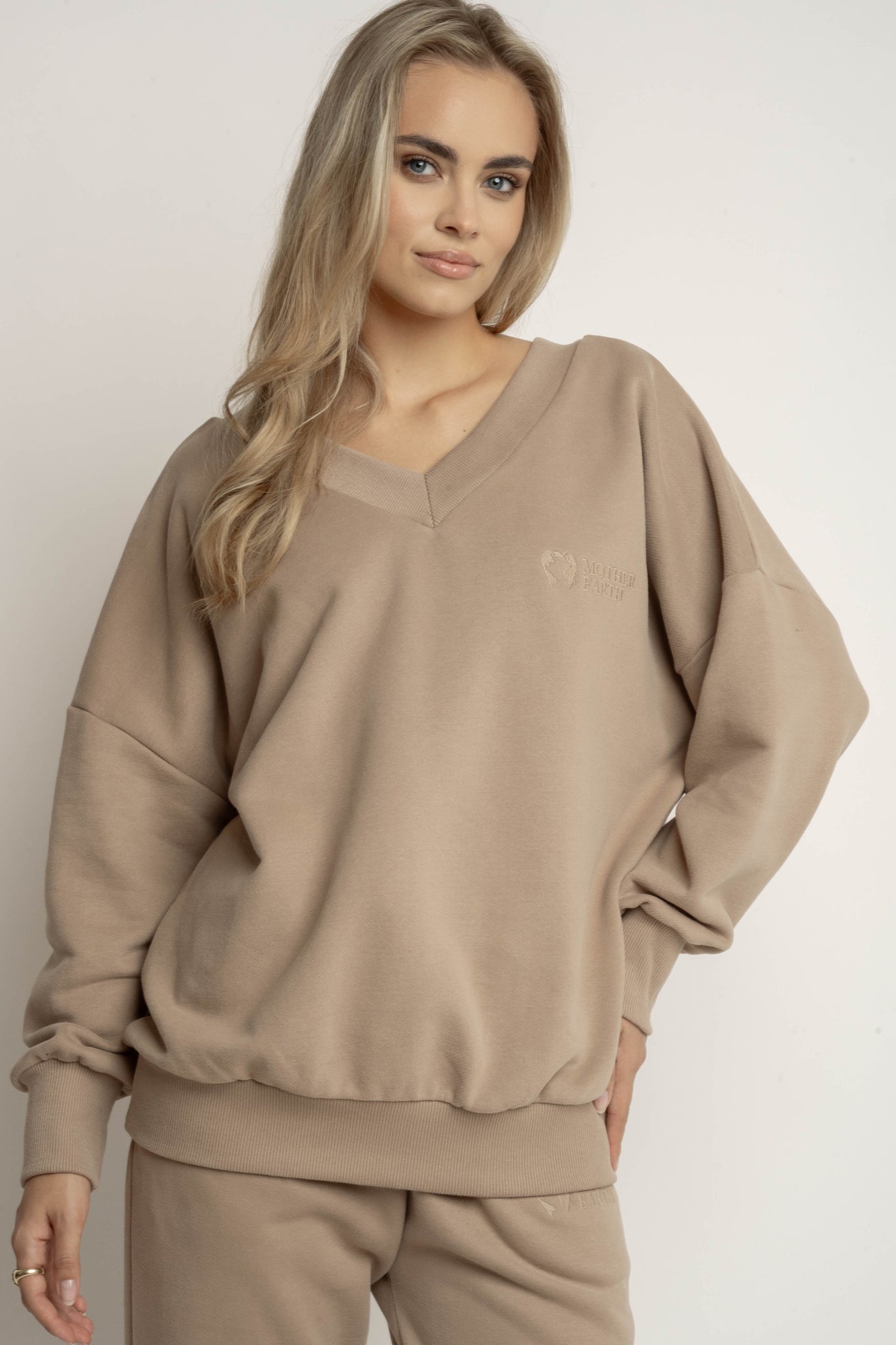 BLUZA Z DEKOLTEM OVERSIZE JASNOBRĄZOWA - BISCOE