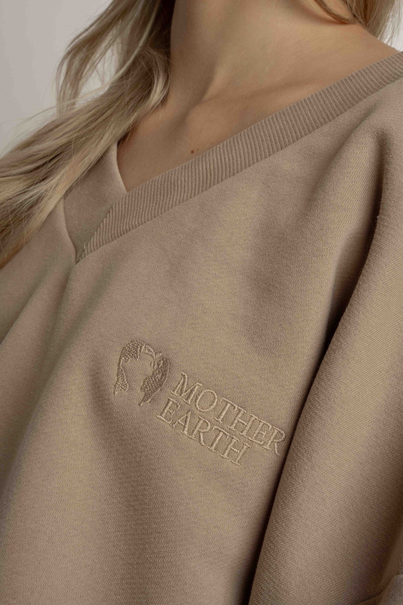 BLUZA Z DEKOLTEM OVERSIZE JASNOBRĄZOWA - BISCOE