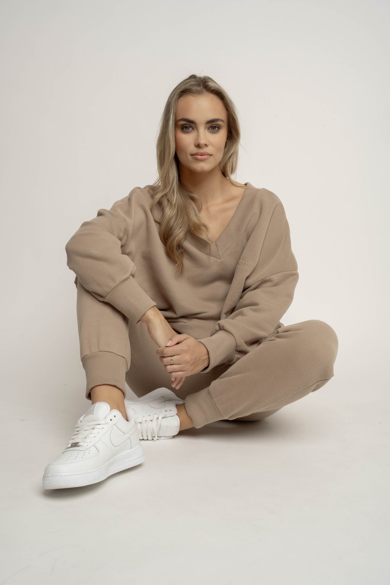 BLUZA Z DEKOLTEM OVERSIZE JASNOBRĄZOWA - BISCOE