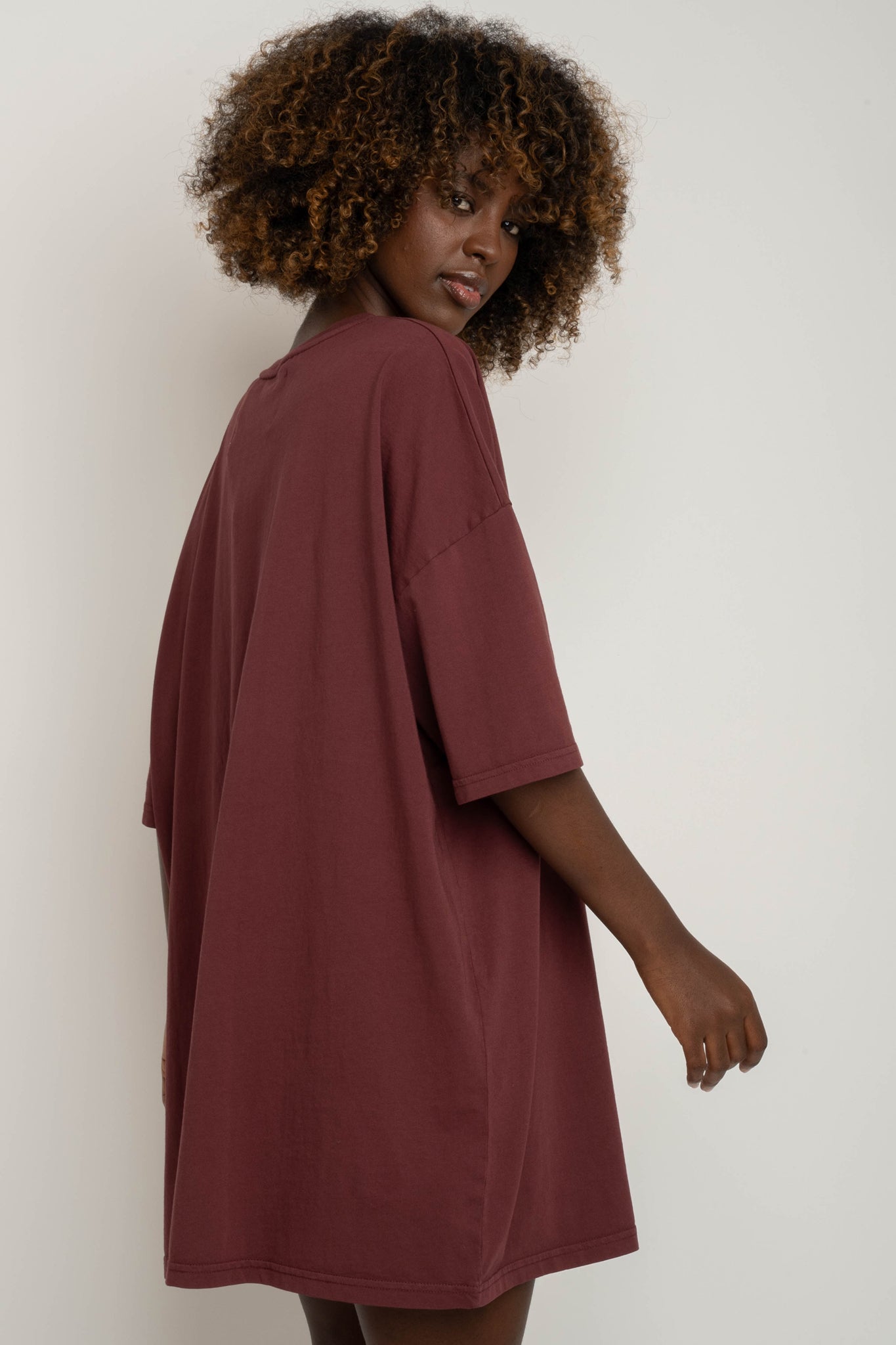 OVERSIZED T-SHIRT WITH A DELICATE WASH EFFECT, BURGUNDY - KOMODO
