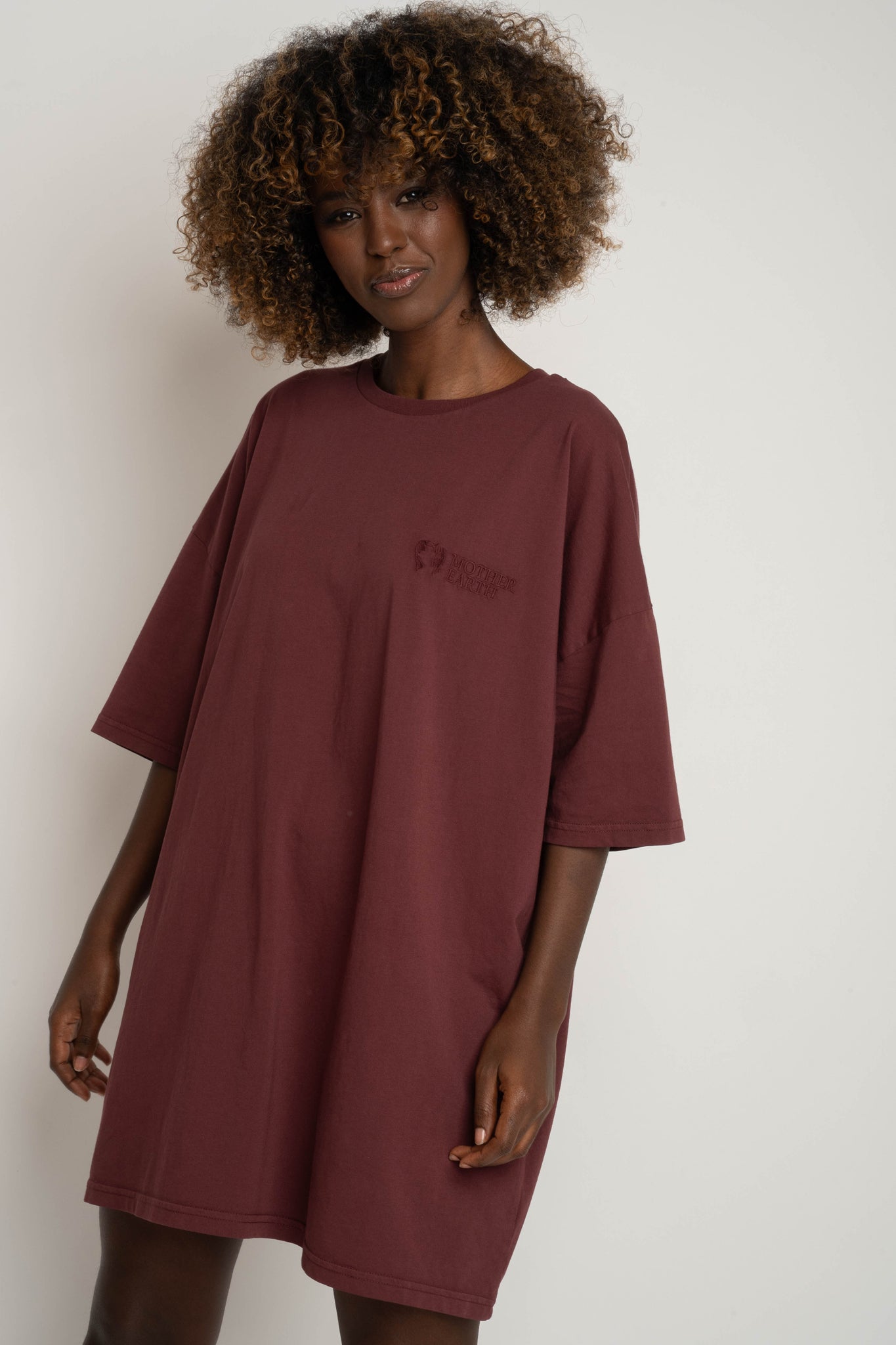 OVERSIZED T-SHIRT WITH A DELICATE WASH EFFECT, BURGUNDY - KOMODO