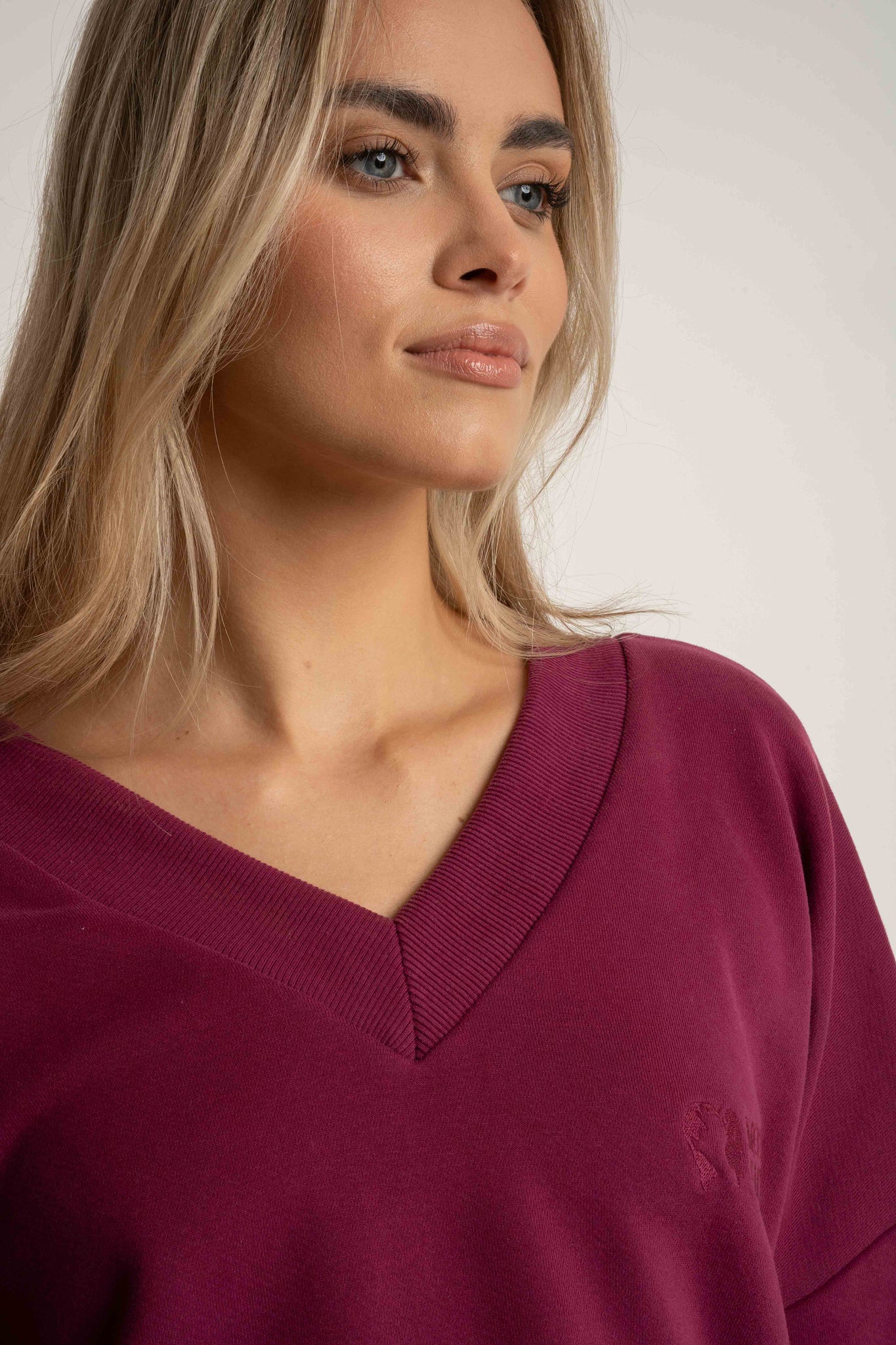 BLUZA Z DEKOLTEM OVERSIZE BURGUNDOWA - BISCOE