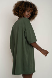 T-SHIRT OVERSIZE Z DELIKATNYM EFEKTEM SPRANIA ZIELONY - KOMODO