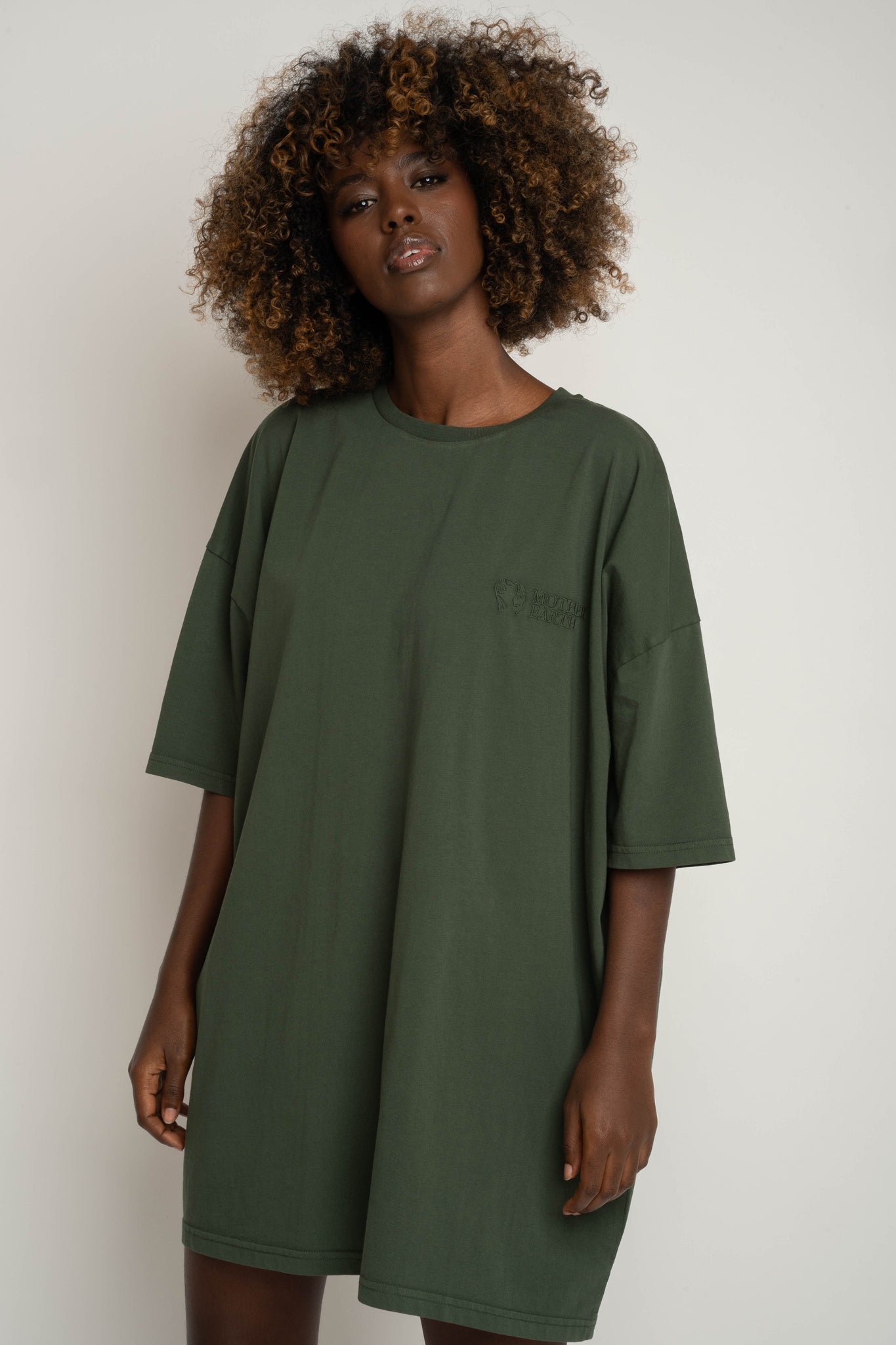 T-SHIRT OVERSIZE Z DELIKATNYM EFEKTEM SPRANIA ZIELONY - KOMODO