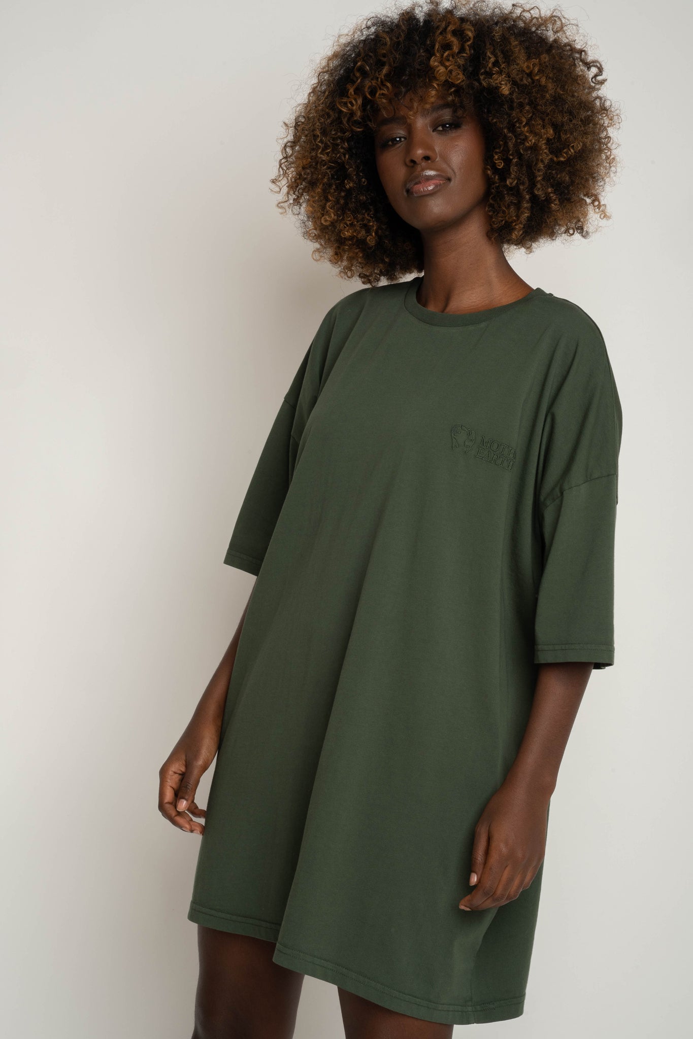 T-SHIRT OVERSIZE Z DELIKATNYM EFEKTEM SPRANIA ZIELONY - KOMODO