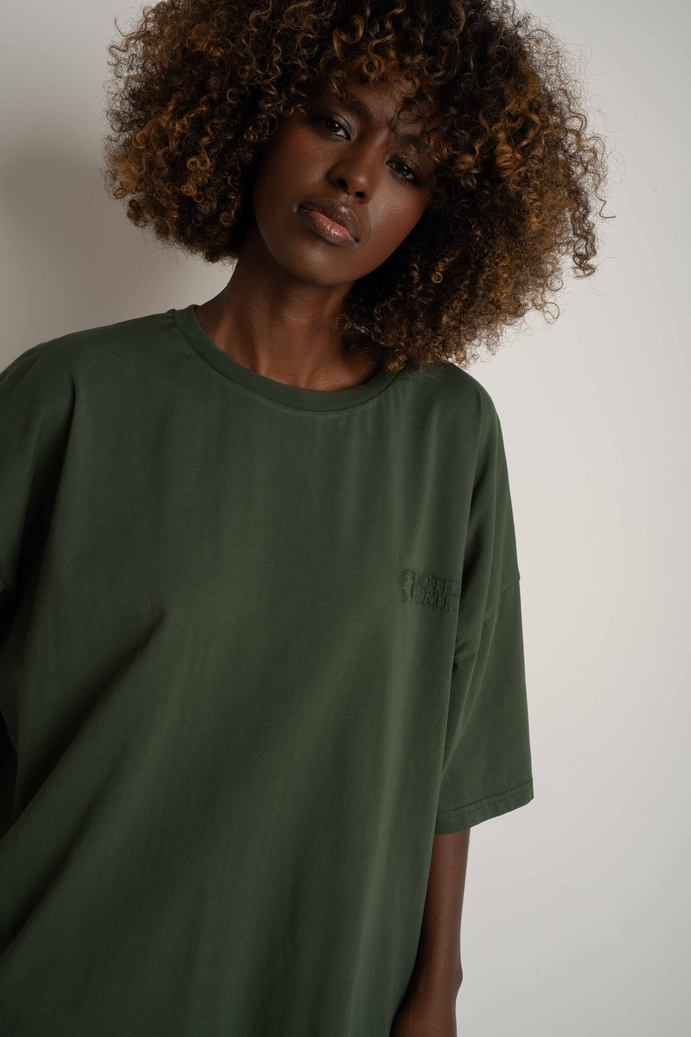 T-SHIRT OVERSIZE Z DELIKATNYM EFEKTEM SPRANIA ZIELONY - KOMODO