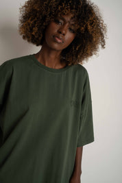 T-SHIRT OVERSIZE Z DELIKATNYM EFEKTEM SPRANIA ZIELONY - KOMODO