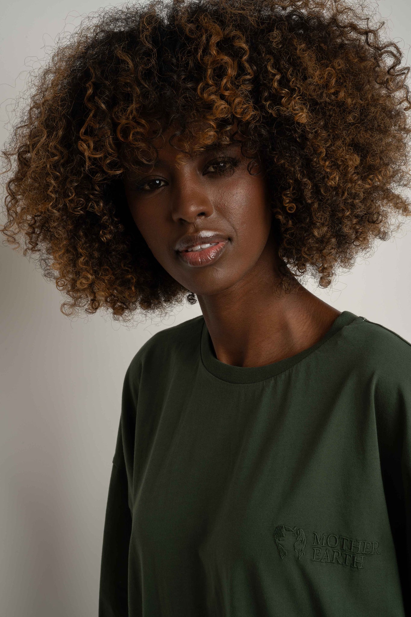 T-SHIRT OVERSIZE Z DELIKATNYM EFEKTEM SPRANIA ZIELONY - KOMODO