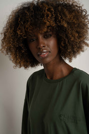 T-SHIRT OVERSIZE Z DELIKATNYM EFEKTEM SPRANIA ZIELONY - KOMODO