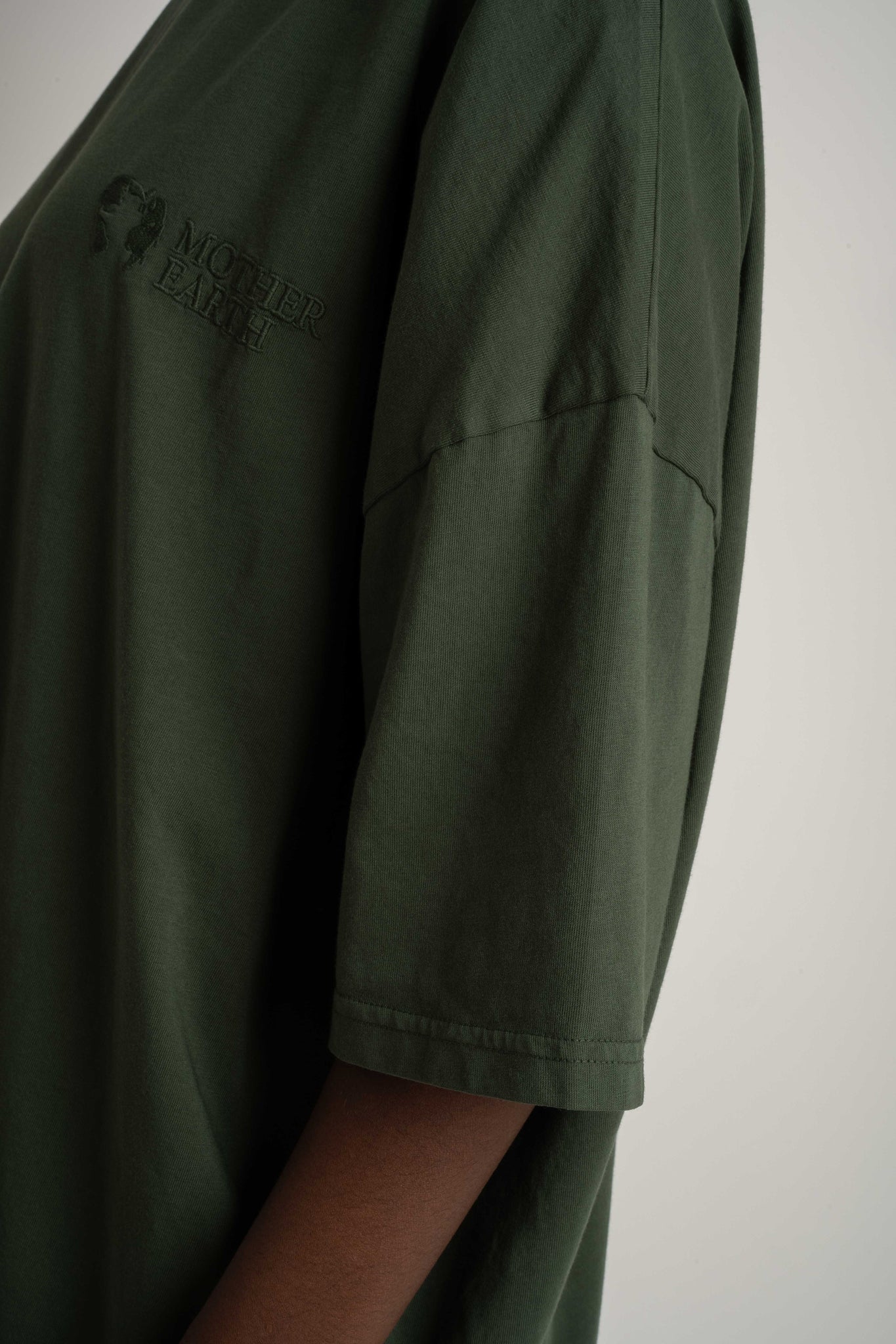 T-SHIRT OVERSIZE Z DELIKATNYM EFEKTEM SPRANIA ZIELONY - KOMODO