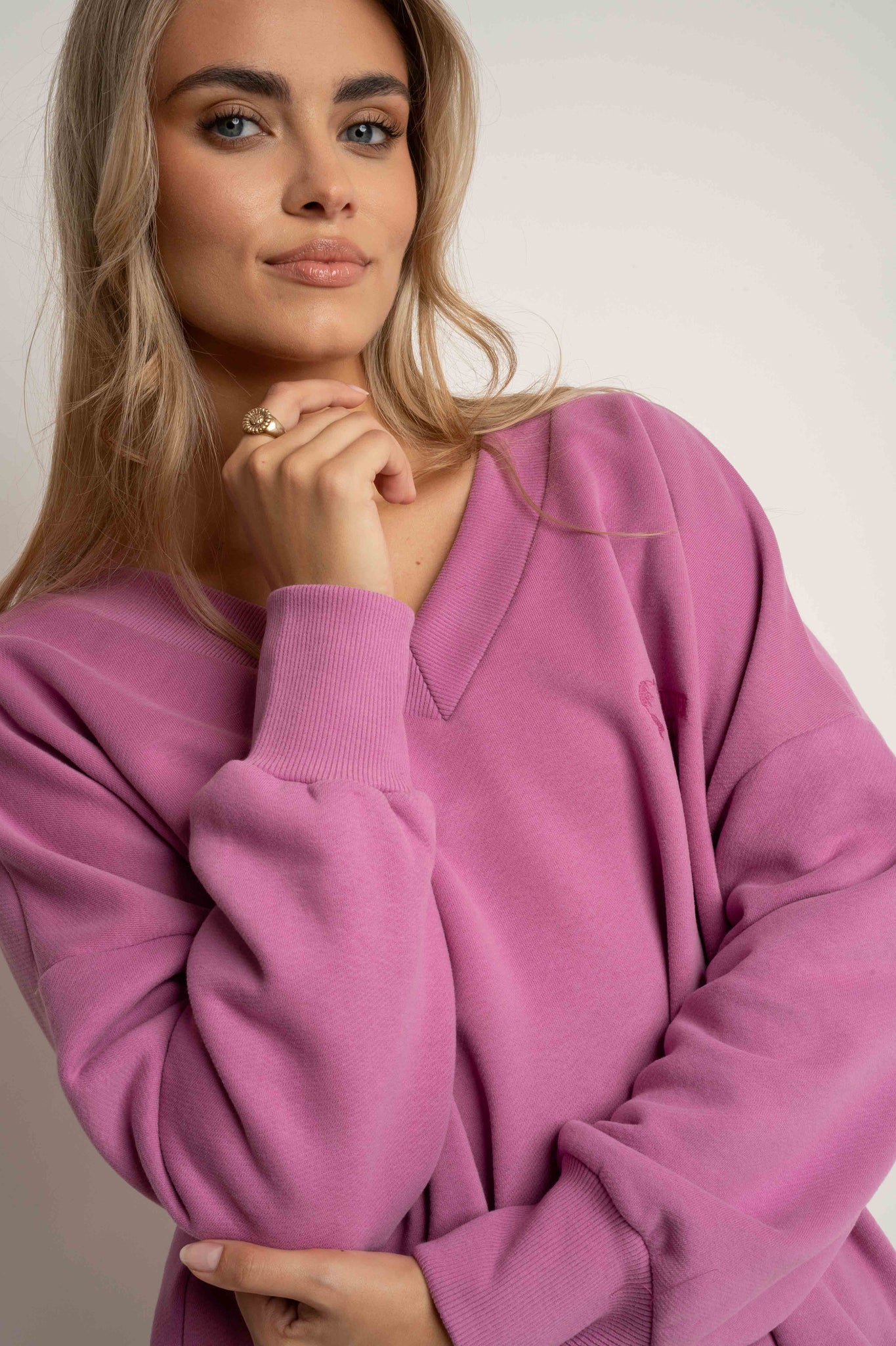 BLUZA Z DEKOLTEM OVERSIZE CUKIERKOWY RÓŻ - BISCOE